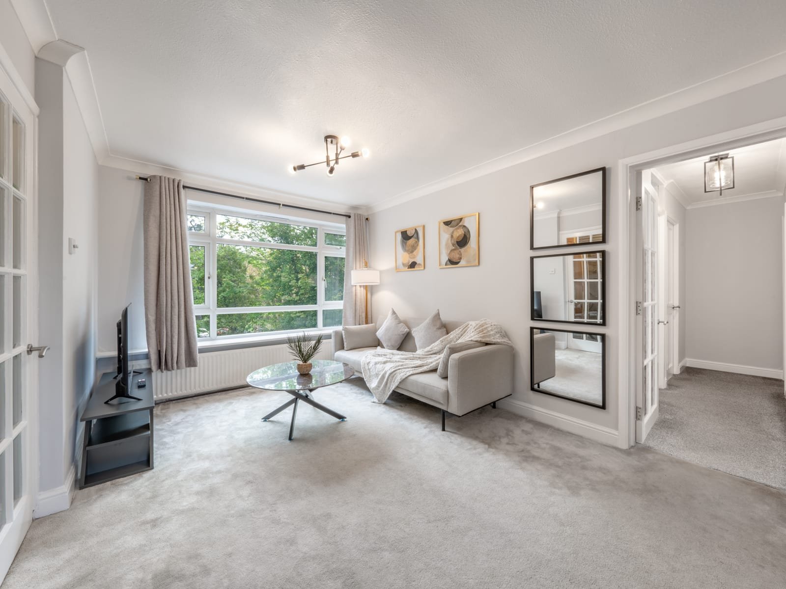 Amersham flat: lounge, ready to let