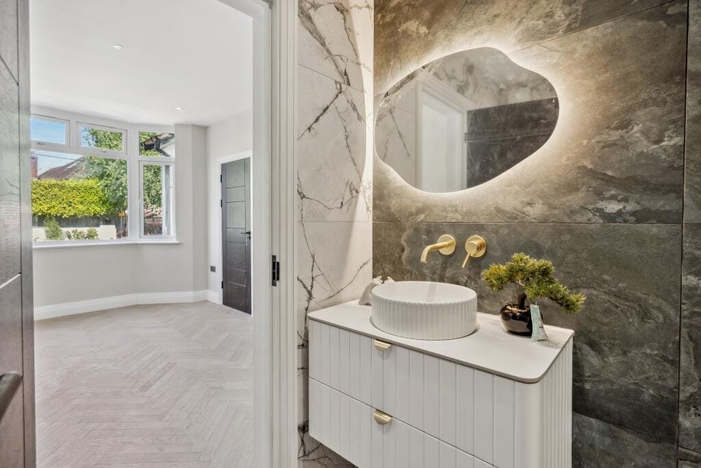Grimsdell: ensuite vanity